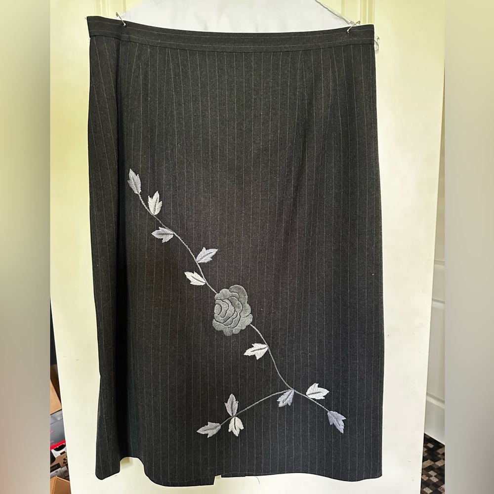 ☀️ donna Morgan embroidered skirt☀️